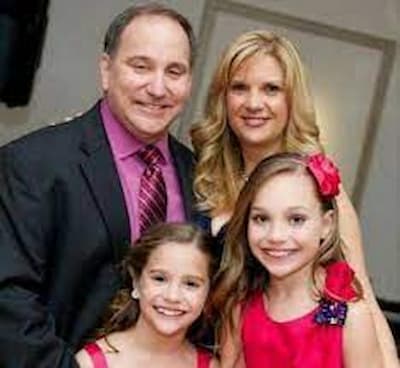 Maddie Ziegler With Her Parents And Sister Mackenzie 